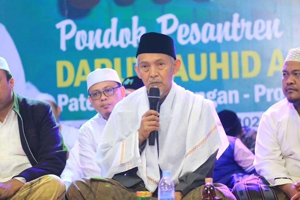 KH Abdullah Kafabih Lirboyo saat memimpin doa. (Foto: dok/Ngopibareng.id)