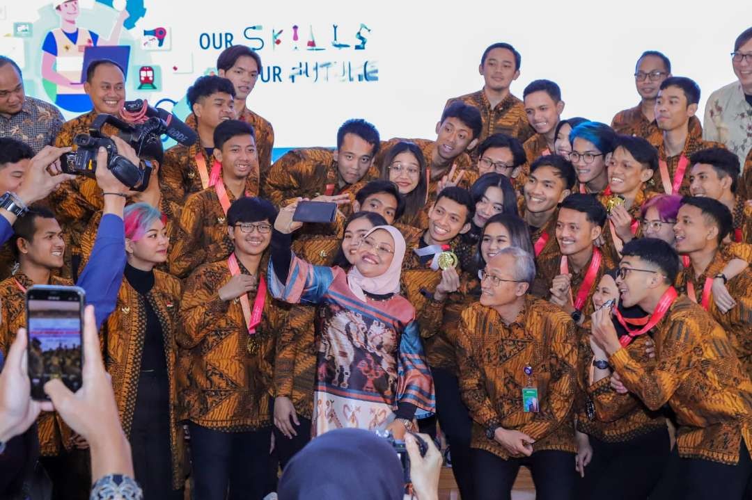 Menaker Ida Fauziyah bersama peserta peraih medali ajang WSA 2023 Singaoura. (Foto; Biro Humas Kemnaker)