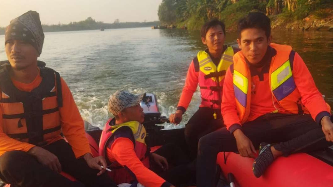 Tim pencarian korban tenggelam menyisir sungai. ( Foto: Istimewa)
