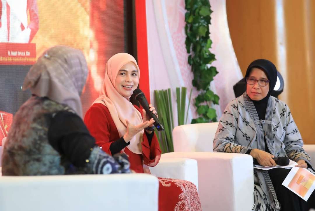 Siti Atikoh Ganjar (tengah) Talk show ‘Biasa’ (Bincang Asik Dekranasda) di Atrium Duta Mall, Banjarmasin, Sabtu 29 Juli 2023. (Foto: Humas Pemprov Jateng)