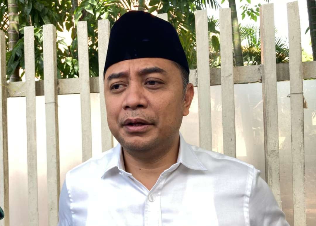 Walikota Surabaya, Eri Cahyadi saat mengungkapkan perketat aturan warga nitip KK. (Foto: Pita Sari/Ngopibareng.id)