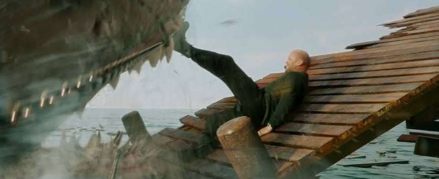 Aktor Jason Statham tendangan hiu di adegan film Meg 2. (Foto: Instagram)