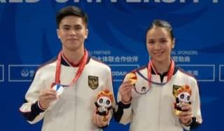 Dua mahasiswa Indonesia, Nandhira Maurisha  dan Edgar Xavier Marvelo, pamerkan medali yang diperolehnya di FISU World University Games di China. (Foto: Humas Diktirestek)