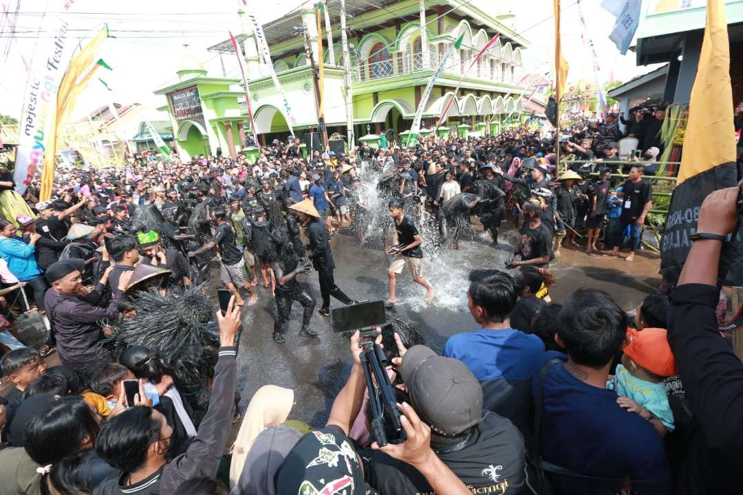 Ritual adat kebo-keboan Alas Malang diserbu masyarakat Banyuwangi. (Foto: Humas Pemkab Banyuwangi)