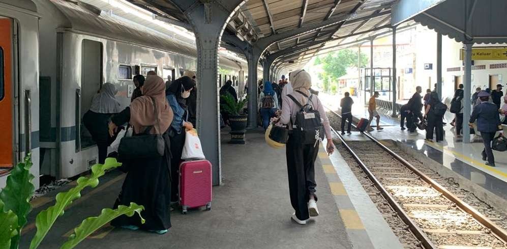 Penumpang KA Pandanwangi saat hendak menaiki kereta di Stasiun Jember (Foto: Dok Humas KAI Daop 9 Jember)