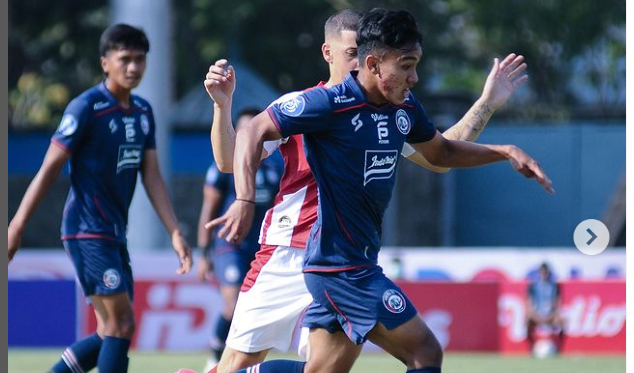 Laga Persis Solo melawan Arema FC di Pekan ke-5 Liga Indonesia berakhir dengan hasil imbang 1-1. Skor berasal dari tendangan penalti. (Foto: Instagram @aremafcofficial)