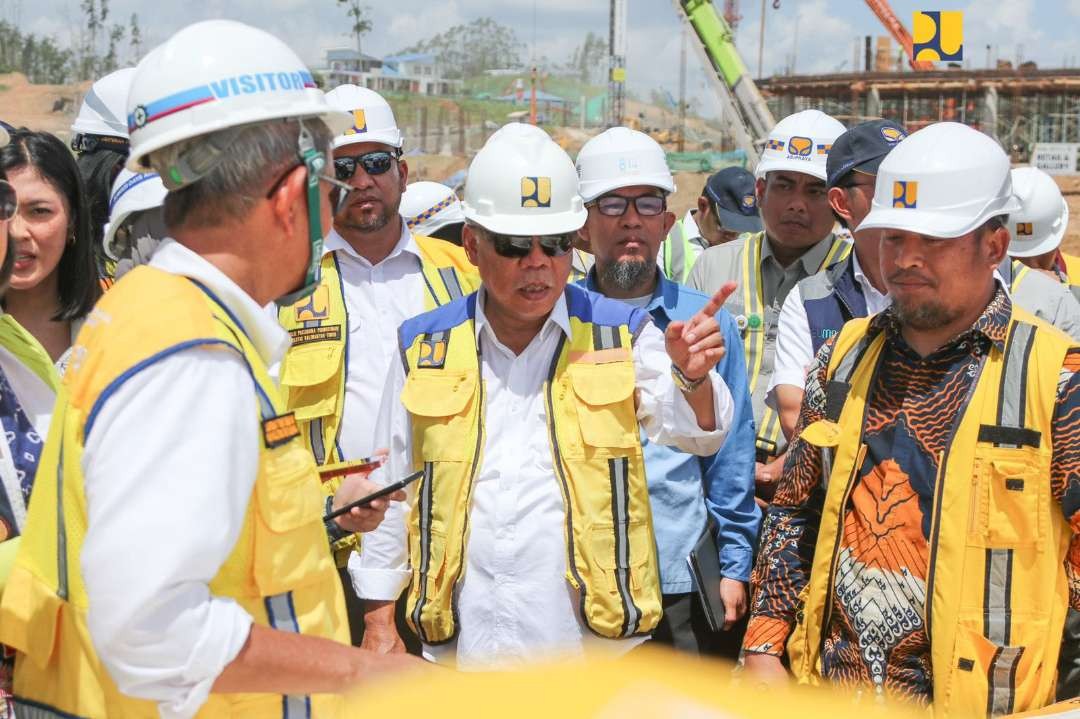 Menteri PUPR, Basuki Hadimuljono (tengah) tinjau pembangunan infrastruktur dasar IKN. (Foto: Dokumentasi PUPR)