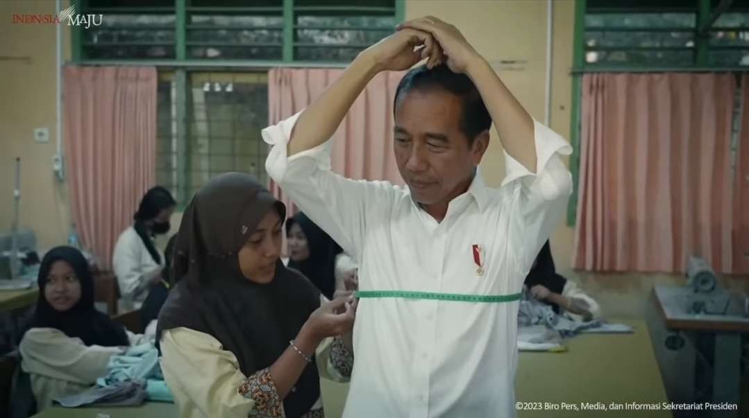 Momen Presiden Jokowi diukur untuk pembuatan kemeja putih favoritnya di SMKN 4 Kota Jambi. (Foto: Instagram @jokowi)