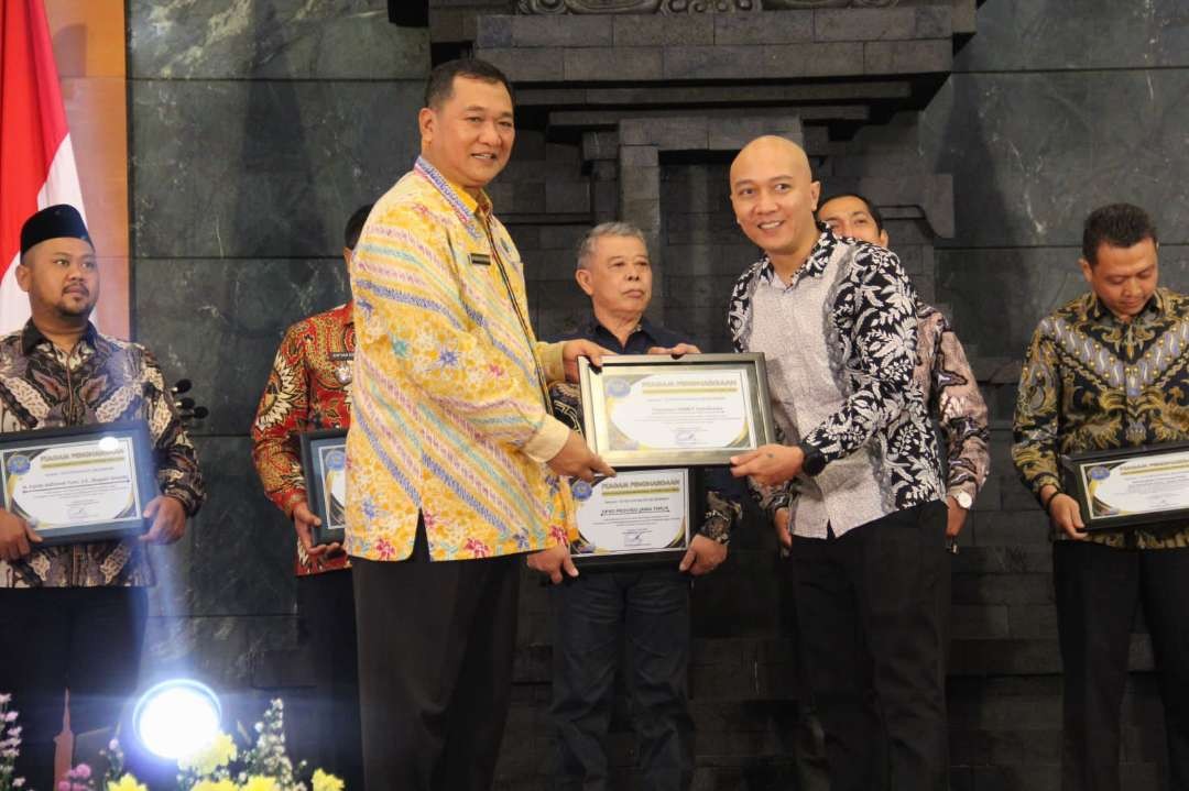 Yayasan Orbit meraih penghargaan sebagai lembaga yang aktif dalam upaya pencegahan pemberantasan penyalahgunaan dan peredaran gelap narkoba (P4GN) dari BNNP Jawa Timur. (Foto: Istimewa)