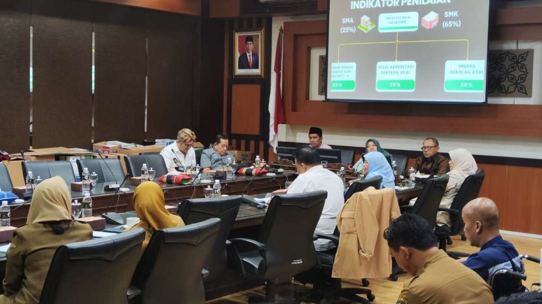 Suasana hearing Komisi E DPRD Jatim dengan Dindik Jatim di Gedung DPRD Jatim, Surabaya, Senin 31 Juli 2023. (Foto: Fariz Yarbo/Ngopibareng.id)