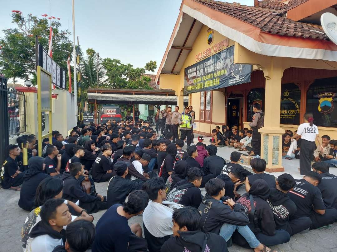 Ratusan pemuda dari perguruan silat diamankan polisi (Ahmad Sampurno/ ngopibareng.id)