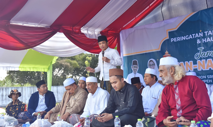 Bupati Lumajang Thoriqul Haq saat hadir di  pengajian dan doa bersama dalam rangka peringatan Tahun Baru Islam 1445 Hijriyah, di Stadion Srikandi Kecamatan Tempeh, Lumajang. (Foto: Kominfo Lumajang)
