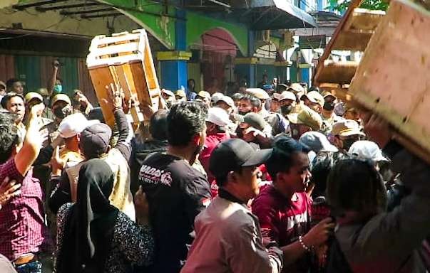 Ricuh, Pedagang Pasar Larangan menolak dipindahkan (foto : Aini/Ngopibareng.id)