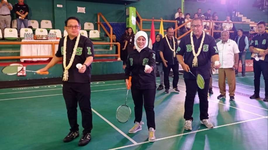 Kajati Jatim, Mia Amiati (tengah) saat membuka secara simbolis Kejuaraan Bulutangkis Kajati Jatim Cup 2023 di GOR Sudirman, Surabaya, Senin 31 Juli 2023. (Foto: Fariz Yarbo/Ngopibareng.id)