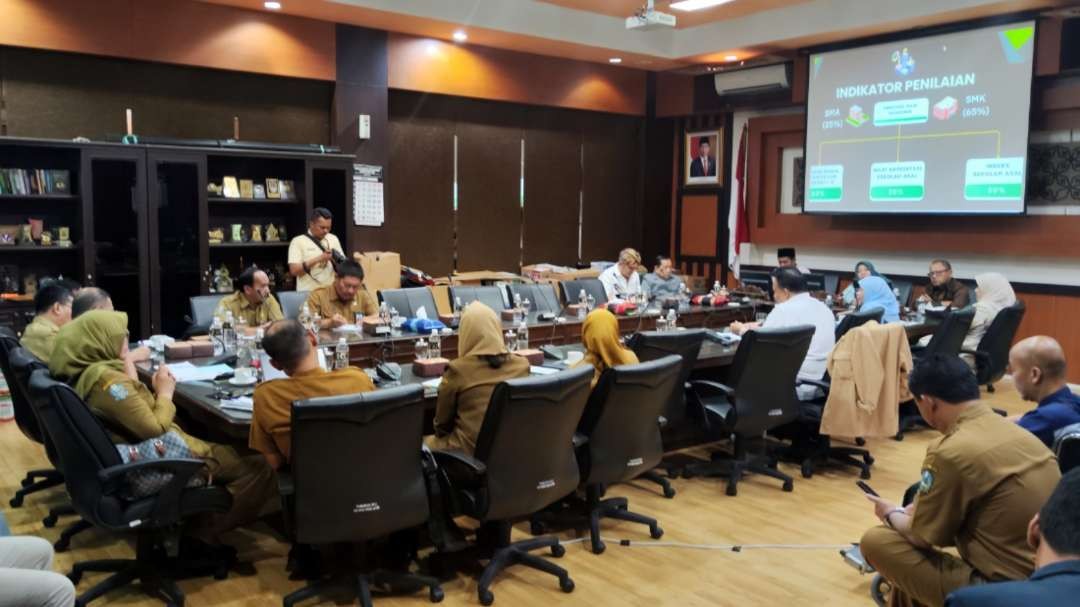 Suasana hearing Komisi E DPRD Jatim dengan Dindik Jatim di Ruang Rapat Komisi E DPRD Jatim, Surabaya, Senin 31 Juli 2023. (Foto: Fariz Yarbo/Ngopibareng.id)