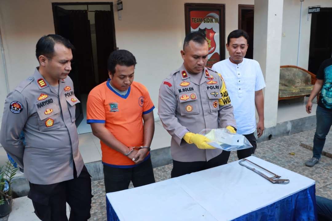 Achmat Dani Prayoga diamankan Polsek Sukolilo, Surabaya, menjambret tas berisi laptop. (Foto: Humas Polrestabes Surabaya)