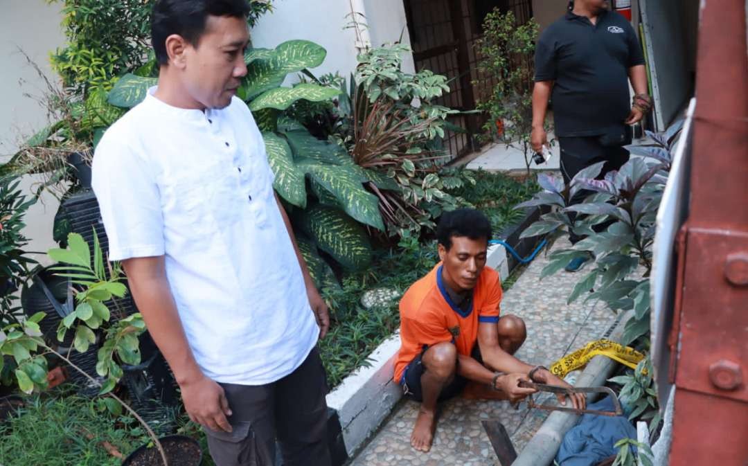 Pria asal Sumba yang ditangkap Polsek Sukolilo akibat curi tiang lampu PJU. (Foto: Humas Polrestabes Surabaya)