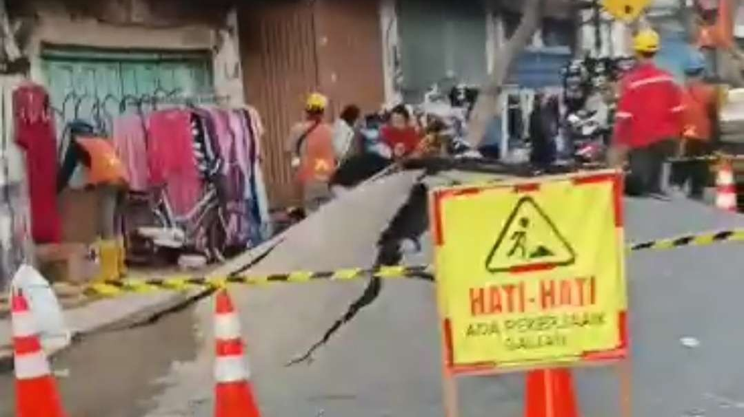 Aspal jalan meletus di Pasar Kembang Surabaya. (Foto: Tangkapan layar)