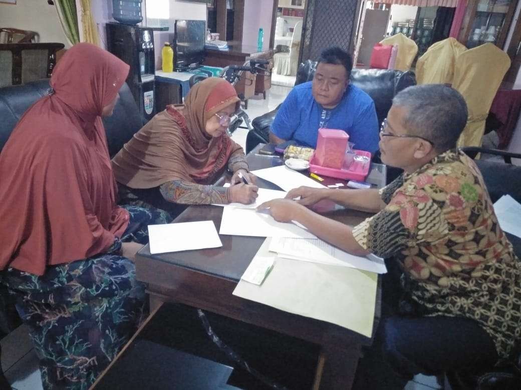 Salah satu proses penyerahan tanah wakaf dari warga ke   Majelis Pendayagunaan Wakaf Pimpinan Daerah  (MPW-PDM) Muhammadiyah Bojonegoro, pada Selasa  1 Agustus 2023. (Foto: dok.pdm Bojonegoro)