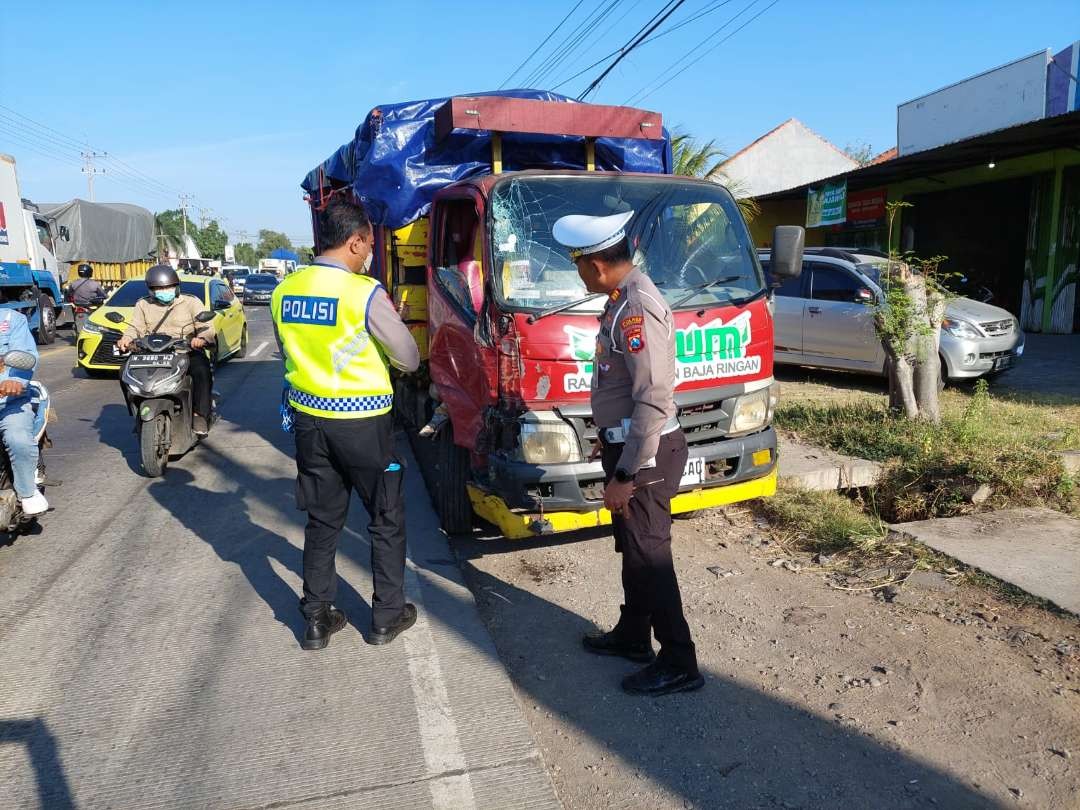 Polisi sedang melakukan olah Tempat Kejadian Perkara (TKP) kecelakaan lalu lintas di jalur Pantura, Kabupaten Probolinggo. (Foto: Ikhsan Mahmudi/Ngopibareng.id)