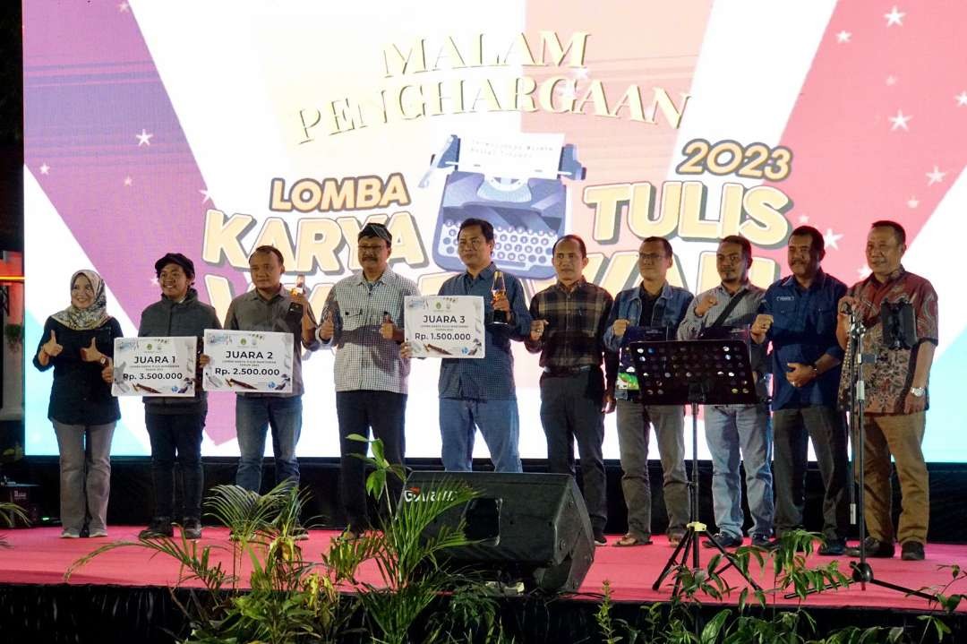 Walikota Pasuruan Saifullah Yusuf bersama para pemenang lomba karya karya jurnalistik. (Foto: Pemkot Pasuruan)