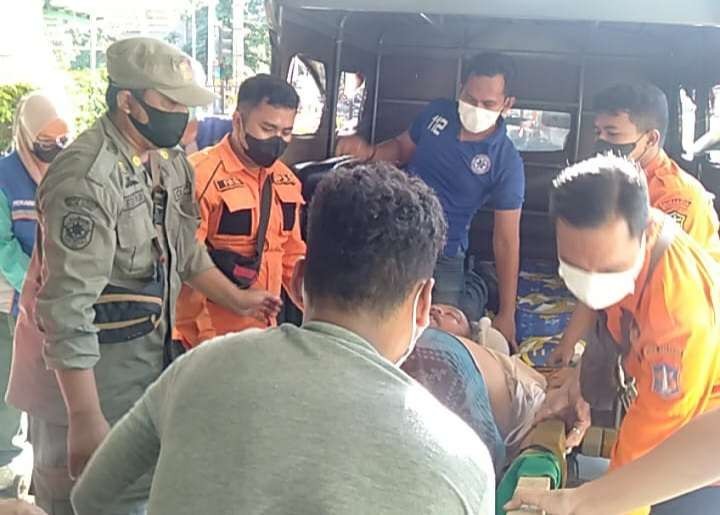 Evakuasi pria berbobot 200 kg yang sesak napas hingga tak sadarkan diri di Pogot. (Foto: Dok BPBD Surabaya)