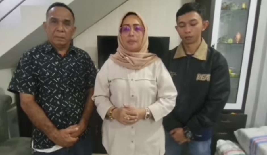 Tangkapan layar video permohonan maaf Ketua DPRD Ambon, Elly Toisuta (tengah), atas kasus dugaan penganiayaan yang dilakukan oleh anaknya. (Foto: Instagram)