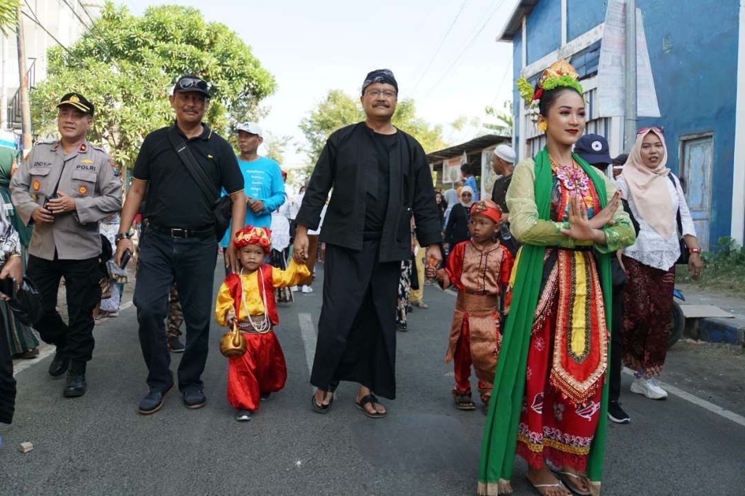 Walikota Pasuruan melepas peserta Pawai Sedekah Laut dari Kantor Kecamatan Panggungrejo dengan berjalan kaki menuju pelabuhan Kota Pasuruan. (Foto: Pemkot Pasuruan