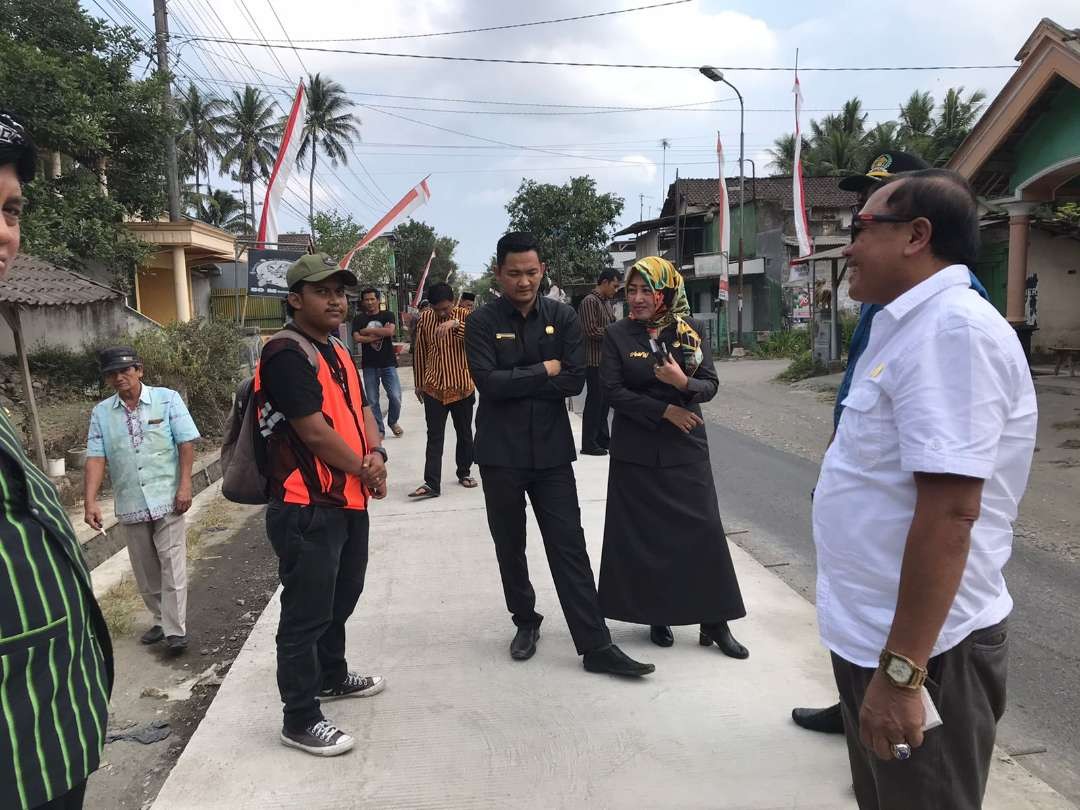 Komisi III DPRD Kabupaten Blitar melakukan sidak pada proyek pembangunan pengerasan jalan beton di Desa Bangsri Kecamatan Nglegok, Blitar. (Foto: Choirul Anam/Ngopibareng.id)