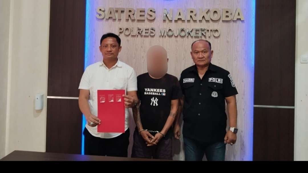 Pelaku ditangkap Satres Narkoba Polres Mojokerto.(Foto: dokumen humas Polres Mojokerto)