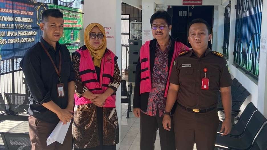 Mantan Kadindik Jatim, Saiful Rachman (dua dari kanan) bersama Kepala SMK Baiturrohman Jombang Eny Roshidah ditahan akibat dugaan korupsi DAK 2018 senilai Rp8,7 M. (Foto: Istimewa)