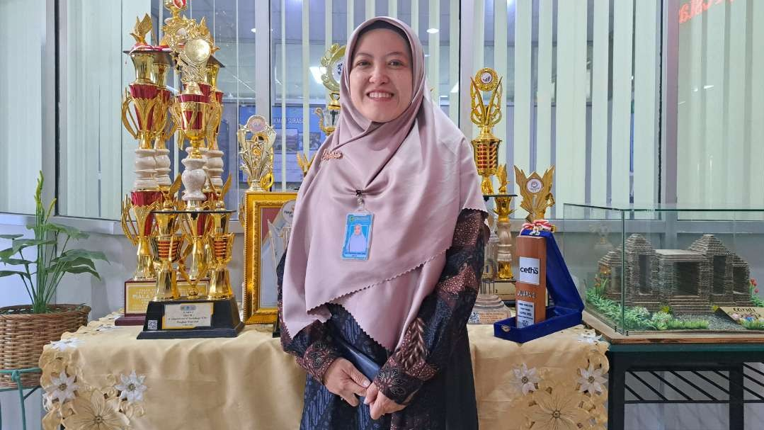Nur Chamimmah Lailis Indriani, guru kimia di SMA Al-Hikmah Surabaya saat menjelaskan hasil penelitiannya. (Foto: Pita Sari/Ngopibareng.id)