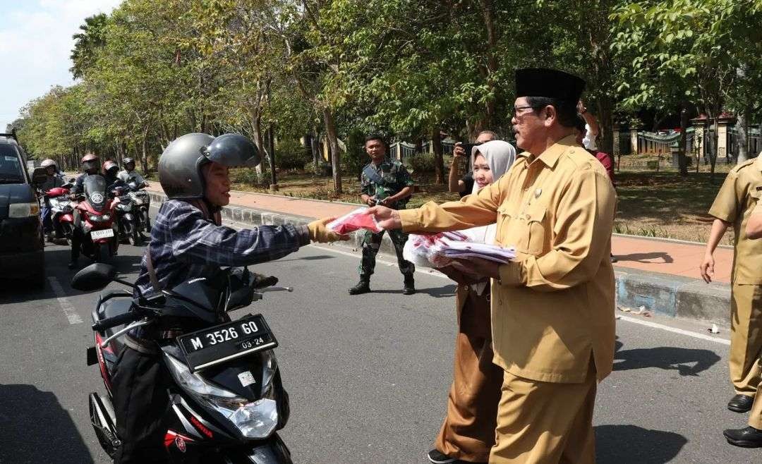 Pelaksana Tugas (Plt ) Bupati Bangkalan Drs Mohni MM disela-sela pembagian bendera, Senin 31 Juli 2023. (Foto: dok. bangkalankab)