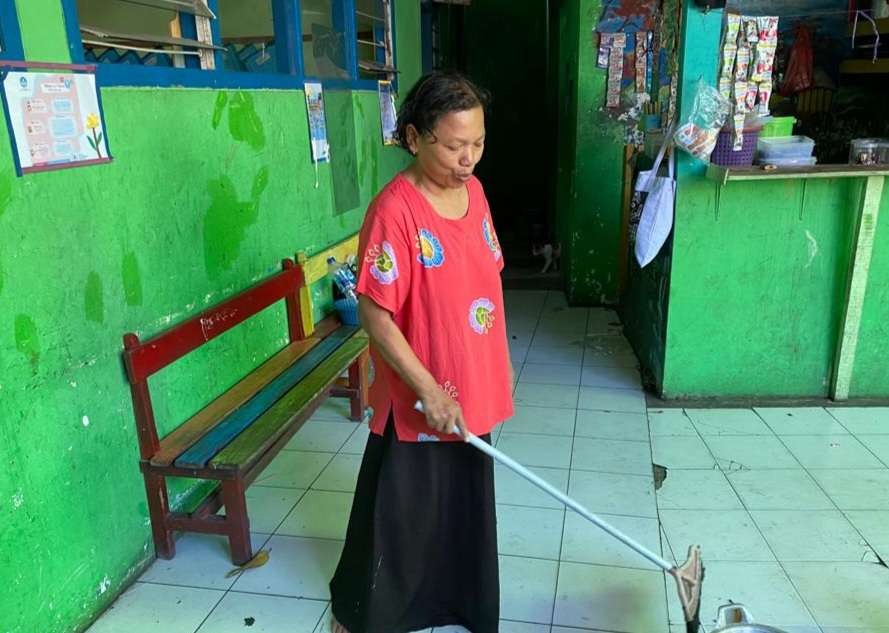 Sri Wahyuningsih, istri dari pria obesitas di Surabaya yang harus dilarikan ke RS karena mengalami pecah pembuluh darah. (Foto: Pita Sari/Ngopibareng.id)