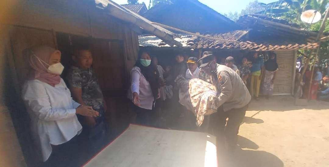 Polisi bersama tim medis saat mengevakuasi jenazah korban (Foto: Dok Polsek Patrang)