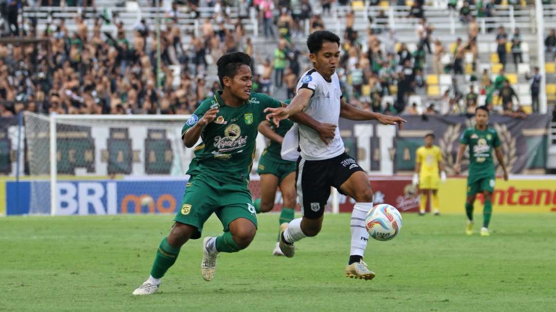 Pemain muda Persebaya, Toni Firmansyah mulai mendapat tempat inti di tim. (Foto: Fariz Yarbo/Ngopibareng.id)