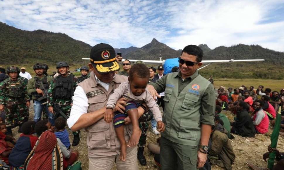 Menko PMK Muhadjir Effendy,  terjun langsung menemui korban  kekeringan yang  berakibat kelaparan di Kabupaten Puncak, Provinsi Papua Tengah, Kamis, 3 Agustus 2023. (Foto: istimewa)