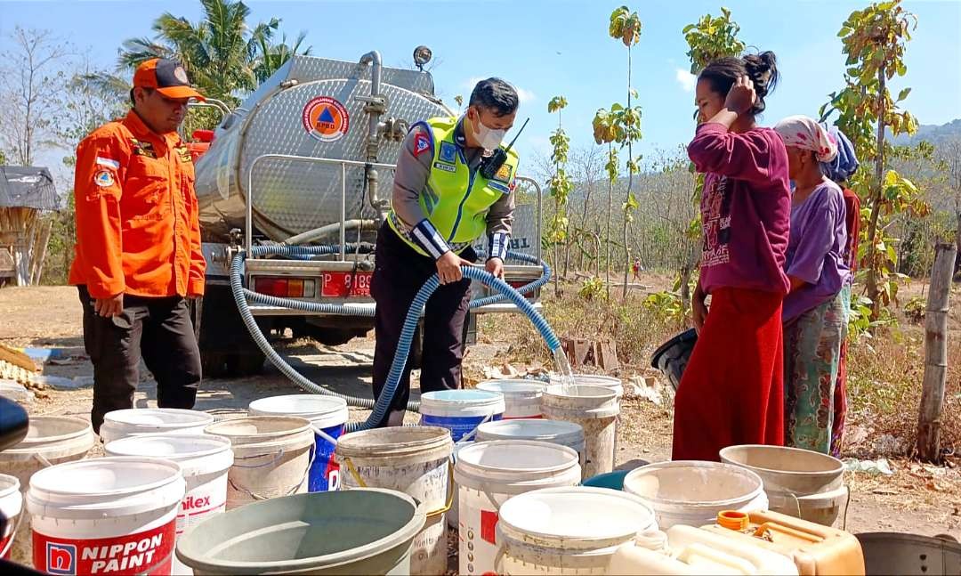 Truk tangki BPBD Bondowoso mendistribusikan air bersih pada warga desa terdampak kemarau, Kamis 3 Agustus 2023 siang. (Foto: Guido/Ngopibareng.id)