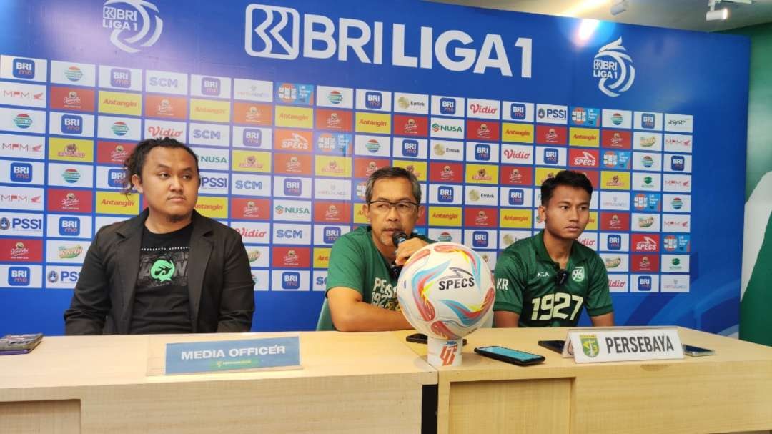 Pelatih Persebaya, Aji Santoso dalam pre match press conference di Surabaya, Kamis 3 Agustus 2023. (Foto: Fariz Yarbo/Ngopibareng.id)