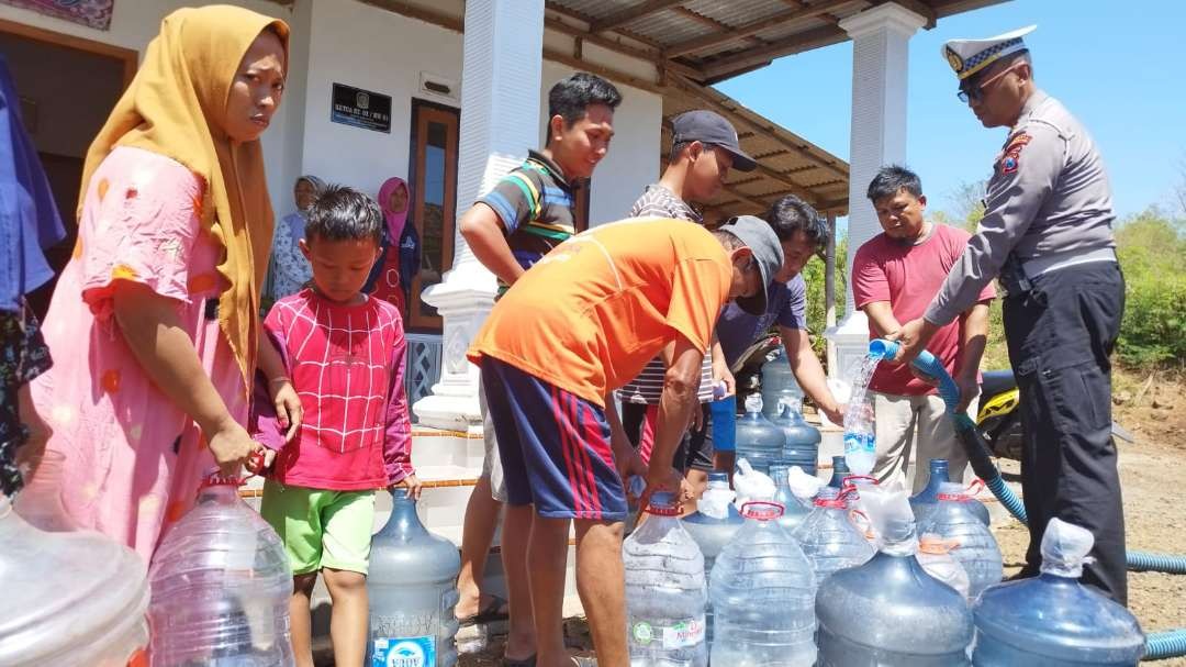 Sejumlah warga Desa Bangsring antre air bersih (Foto:Muh Hujaini/Ngopibareng.id)