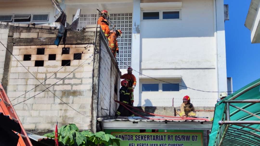 Petugas PMK Surabaya melakukan proses pemadaman api di rumah warga Jalan Kalibokor I 45/A, Surabaya, Kamis 3 Agustus 2023. (Foto: Fariz Yarbo/Ngopibareng.id)