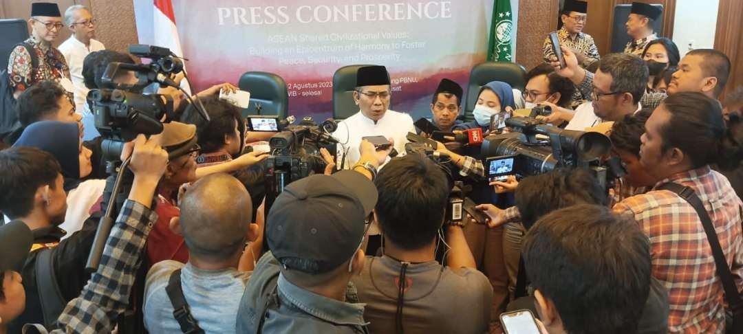Ketua Umum Pengurus Besar Nahdlatul Ulama (PBNU) Yahya Cholil Staquf meberi keterangan pers di Gedung PBNU, Jakarta Pusat, Rabu (2 Agustus 2023). (Foto: ltn-pbnu)
