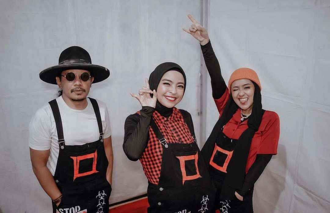 Band Kotak: Tantri (tengah), Chua (kanan), dan Cella minta maaf usai konser atas undangan RSUD Bangil, Jawa Timur. (Foto: Instagram)