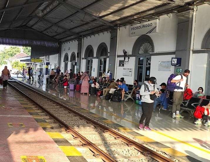 Para penumpang kereta api di Stasiun Probolinggo. (Foto: Ikhsan Mahmudi/Ngopibareng.id)