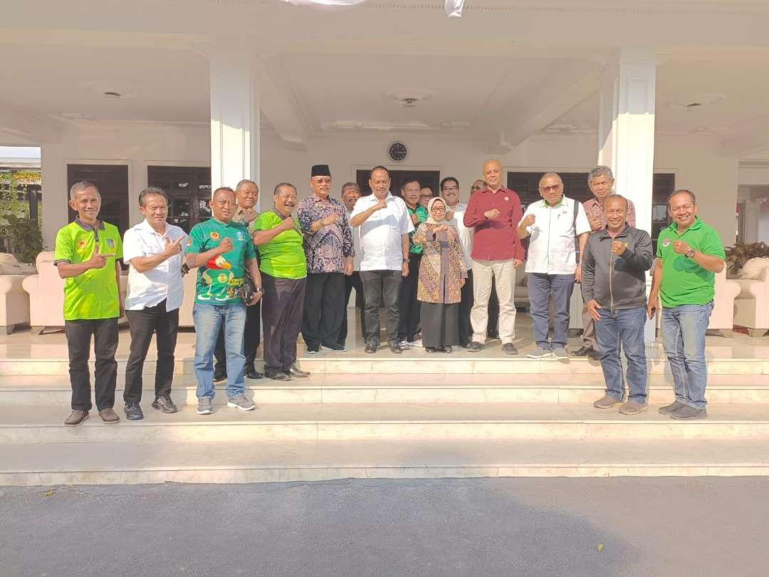 Bupati Jombang Munjidah Wahab bersama Ketua Umum KONI Jatim M. Nabil. (Foto: Istimewa)