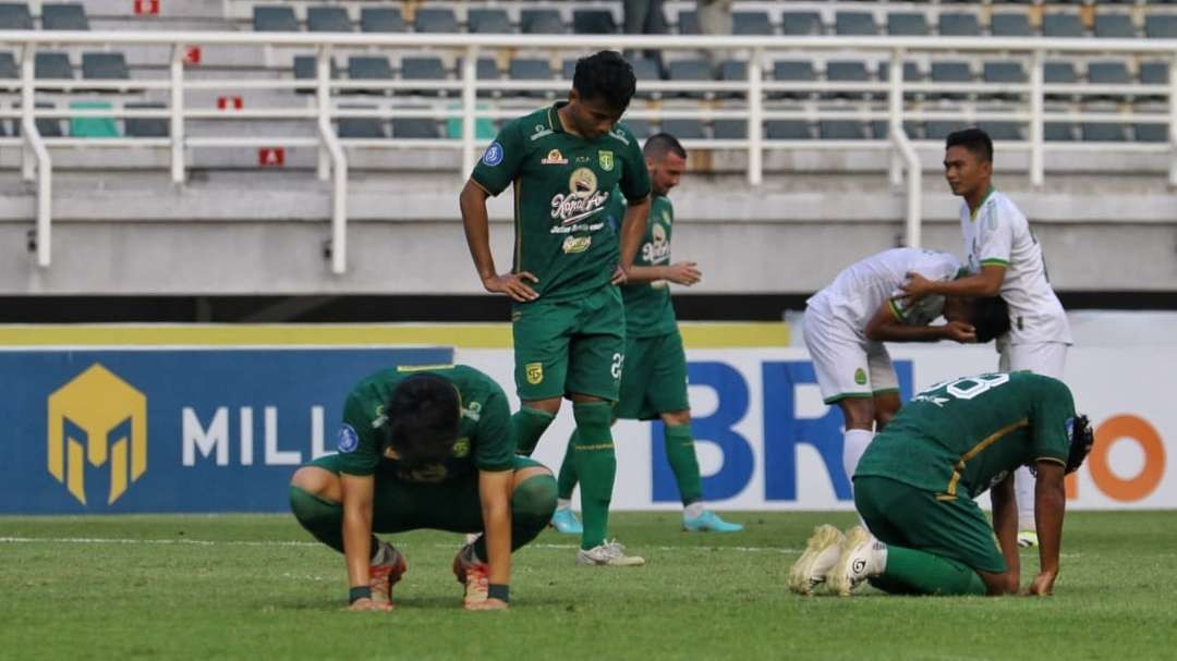 Pemain Persebaya tertunduk lemas usai kalah dari Persikabo dengan skor 1-2 di Stadion Gelora Bung Tomo, Surabaya, Jumat 4 Agustus 2023. (Foto: Fariz Yarbo/Ngopibareng.id)