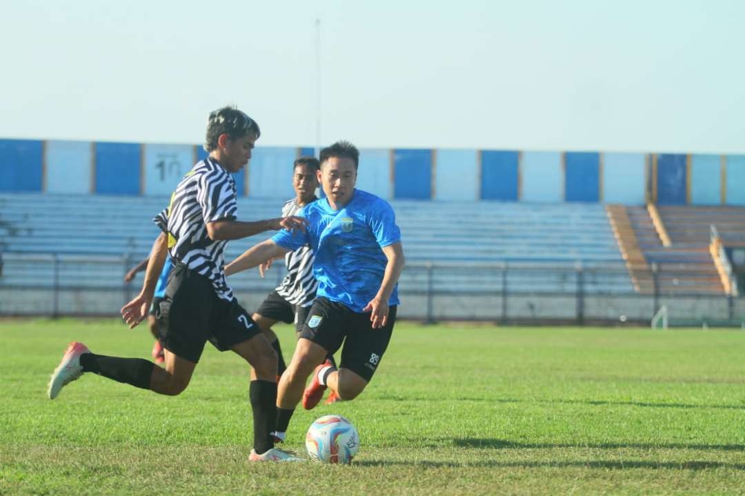 Persela Lamongan latihan bersama Malang United di Stadion Surajaya  Lamongan (Foto :Imron Rosidi/ngopibareng.id)
