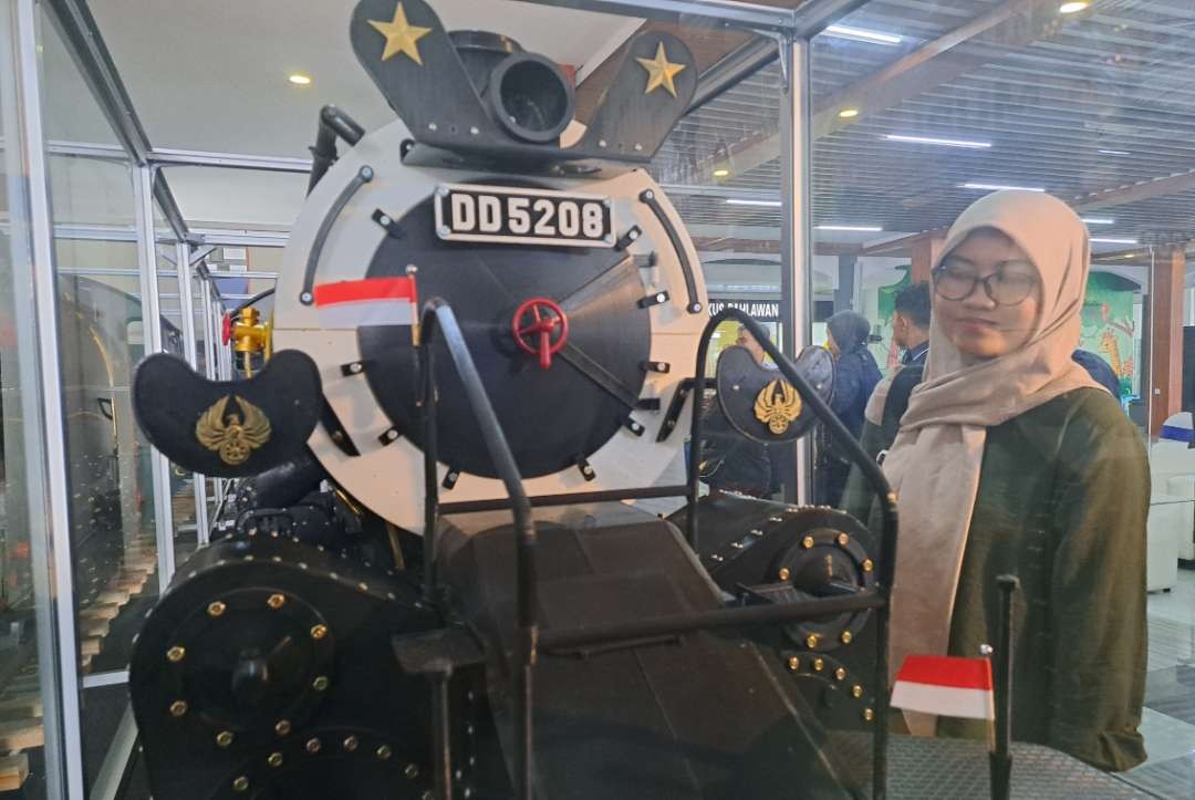 Miniatur lokomotif uap terbesar di Indonesia yang di pamerkan di Stasiun Gubeng, Surabaya. (Foto: Pita Sari/Ngopibareng.id)