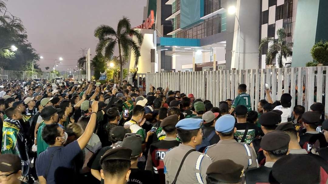 Bonek saat melakukan aksi di depan official tim Persebaya di Stadion Gelora Bung Tomo, Surabaya, Jumat 4 Agustus 2023. (Foto: Fariz Yarbo/Ngopibareng.id)