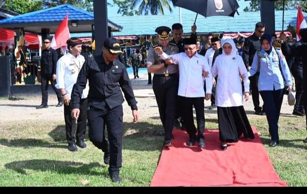 Wapres Ma'ruf Amin memberi semangat pada prajurit Satgasmar PAM Ambalat XXIX di Pos Kotis Sebatik. (Foto: Setwapres)